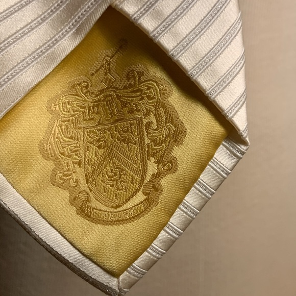 DONALD J TRUMP SIGNATURE CREAM SILK DIAGONAL WEAVE SHADOW STRIPES NECKTIE. - Picture 7 of 12